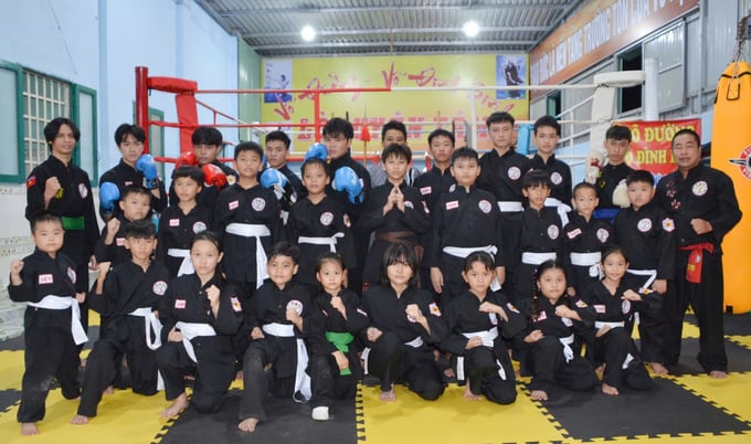 Thầy Võ Đình Bình, trưởng tràng môn phái Tây Sơn Ngọc Điệp chụp hình lưu niệm cùng các học trò