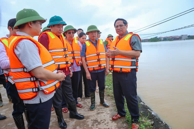 Thủ tướng Phạm Minh Chính kiểm tra khu vực cầu Đá, thôn Hạ Lát, xã Tiên Sơn, huyện Việt Yên. (Ảnh: TTXVN)