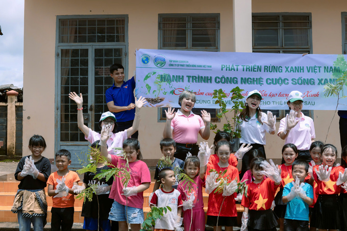 Các em học sinh Trường Tiểu học Lê Lợi chung tay trồng cây hưởng ứng bảo vệ môi trường xanh