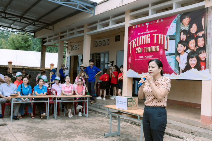 bà Nguyễn Thị Tạo - Bí thư chi bộ Hiệu trưởng trường Tiểu học Lê Lợi phát biểu cảm ơn