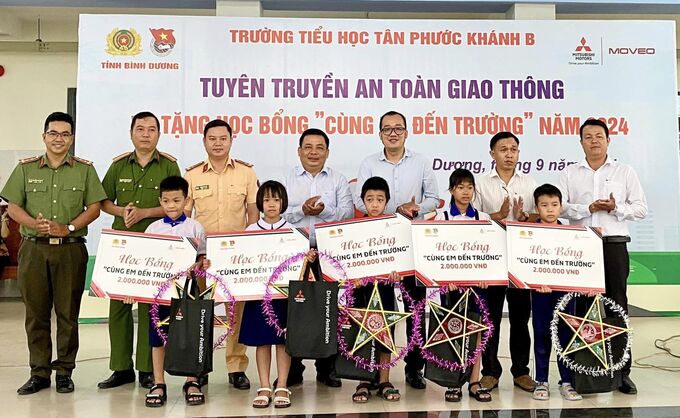 Chương trình đã trao tặng 5 phần học bổng cho các em học sinh có hoàn cảnh khó khăn