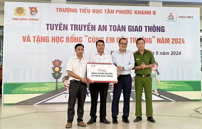 Ban công tác Thanh niên Công an tỉnh Bình Dương đã trao 01 bảng tuyên truyền An toàn Giao thông cho Trường tiểu học Tân Phước Khánh B với nội dung “An toàn đến trường là con đường đến tương lai”