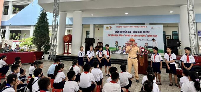 Phòng Cảnh sát Giao thông Công an tỉnh đã phổ biến các quy định về an toàn giao thông tại trường tiểu học Tân Phước Khánh B