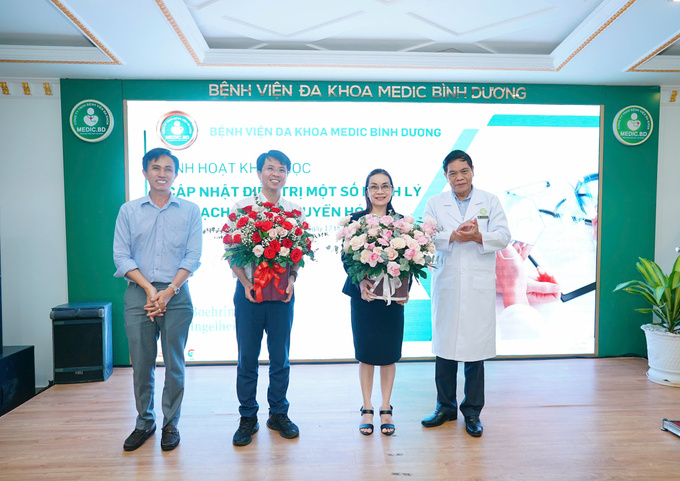 Lãnh đạo Bệnh viện Đa khoa Medic Bình Dương trao hoa cảm ơn các báo cáo viên