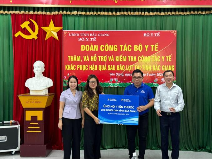 GS.TS Trần Văn Thuấn - Thứ trưởng Bộ Y tế làm trưởng đoàn đã đến tỉnh Bắc Giang thăm, hỗ trợ và kiểm tra công tác y tế, khắc phục hậu quả sau bão lụt