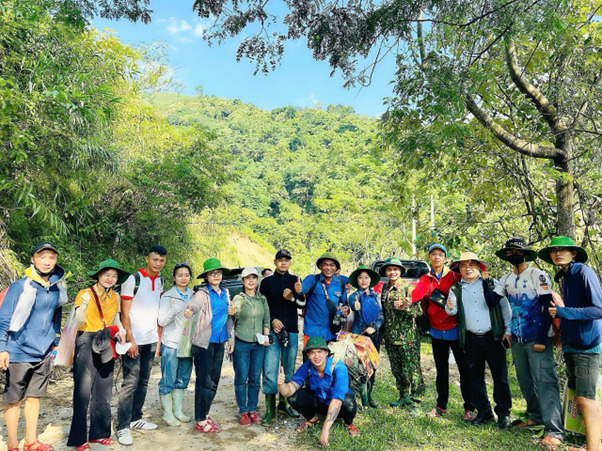 Đoàn công tác thiện nguyện đã vượt hơn 15 km bằng đường bộ để đến với bà con thôn Ngải Trồ, bản A Mú Sung, huyện Bát Xát