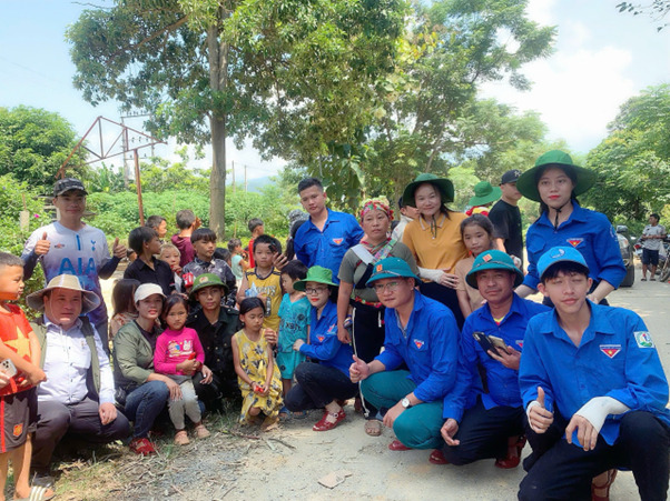 Đoàn công tác thiện nguyện trao quà cho bà con bị ảnh hưởng bảo số 3 tại bản A Mú Sung, huyện Bát Xát, tỉnh Lào Cai