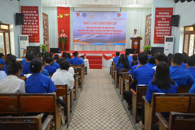 Quang cảnh buổi khai mạc triển lãm ảnh và tuyên truyền biển đảo  tại Trường Cao đẳng Thương mại Đà Nẵng