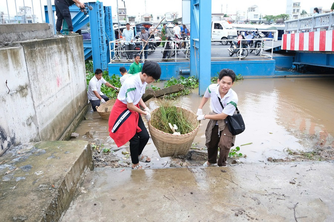 Thu gom rác thải trên sông khu vực xung quanh chợ nổi Cái Răng ngay sau lễ ra quân