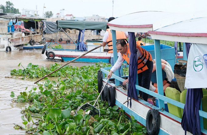 Thu gom rác thải trên sông khu vực xung quanh chợ nổi Cái Răng