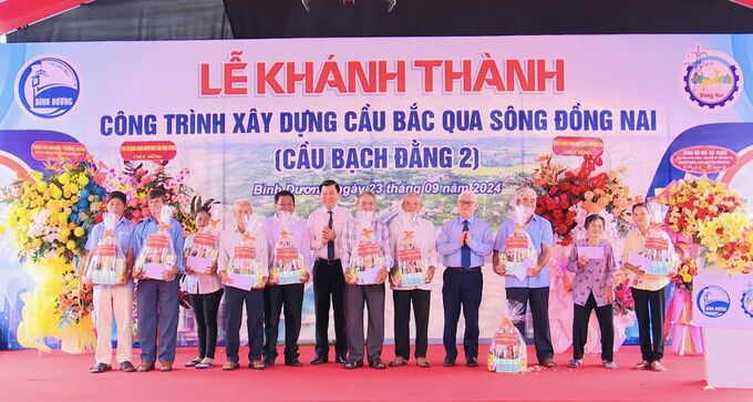 Lãnh đạo hai tỉnh Bình Dương và Đồng Nai đã trao tặng quà cho 10 hộ dân tiêu biểu đã hỗ trợ tích cực cho dự án