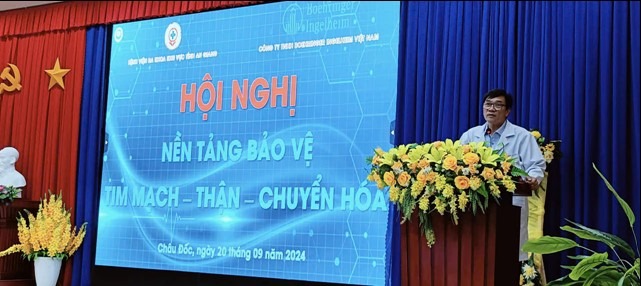 BS.CKII Nguyễn Văn Hưng - Giám đốc Bệnh viện Đa khoa Khu vự tỉnh báo cáo chuyên đề “lựa chọn tối ưu bảo vệ tim mạch – thận – chuyển hóa cho bệnh nhân đái tháo đường tip 2”