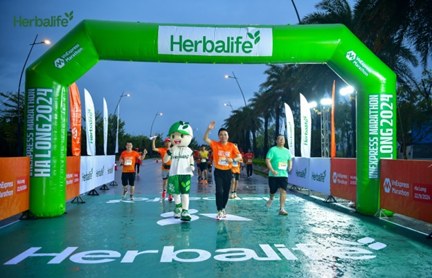 Herbalife Việt Nam tiếp tục khuyến khích lối sống năng động lành mạnh cùng giải chạy VnExpress Marathon Hạ Long 2024