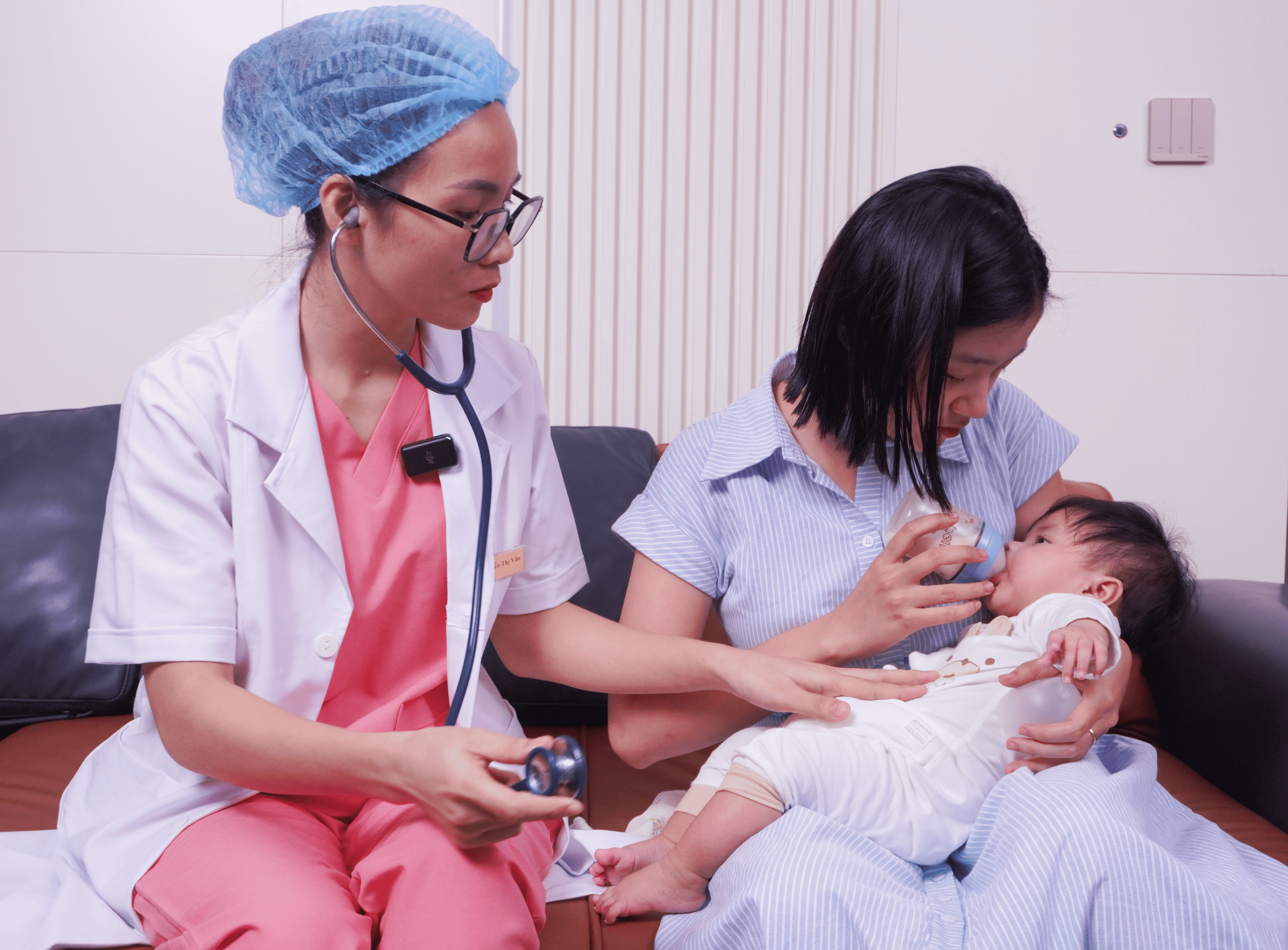 Bác sĩ trực tiếp thăm khám cho bé tại nhà