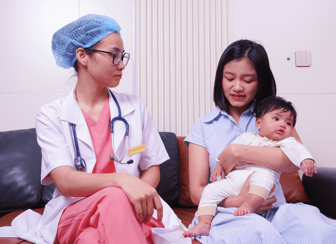 Bác sĩ đưa ra lời khuyên cho mẹ và bé