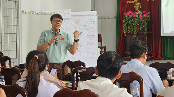 Ông Đặng Quốc Phong - Trưởng nhóm S-Đỏ trình bày tại buổi chia sẻ 