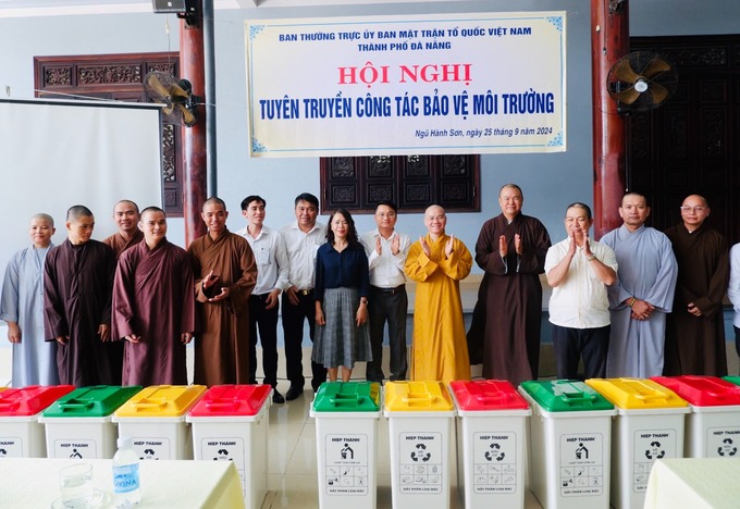 Ban Thường trực Ủy ban MTTQ Việt Nam thành phố gửi tặng các cơ sở Phật giáo trên địa bàn quận thùng rác 3 ngăn