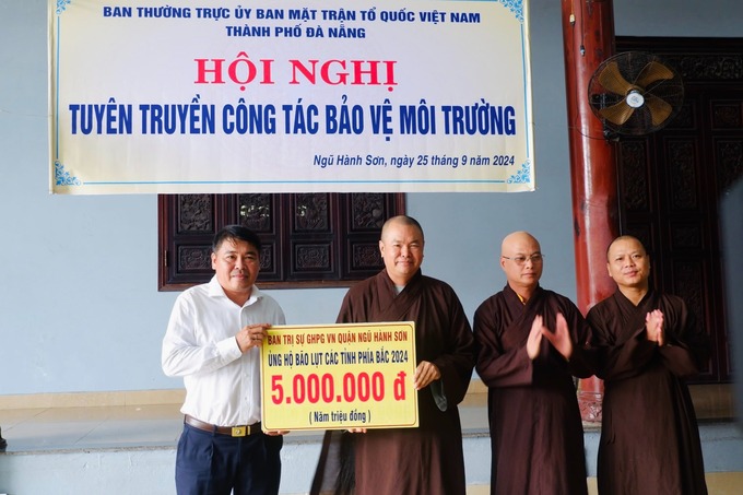 Thượng tọa Thích Pháp Châu –  Trưởng Ban Trị sự Giáo hội Phật giáo Việt Nam quận Ngũ Hành Sơn trao bảng ủng hộ đến Ủy ban MTTQ Việt Nam quận