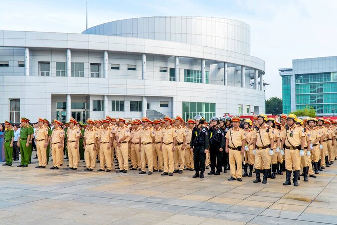 Các đại biểu và lực lượng tham dự lễ ra quân thực hiện cao điểm 45 ngày đêm kiểm tra, xử lý các hành vi vi phạm quy định an toàn giao thông