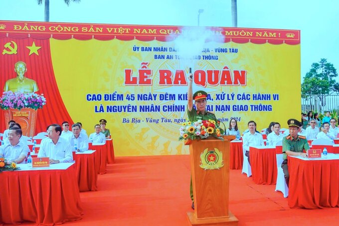 Thượng tá Trần Thanh Hiển - Phó Giám đốc Công an tỉnh phát hiệu lệnh xuất quân thực hiện cao điểm 45 ngày đêm xử lý vi phạm ATTGT