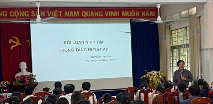 TS. BS Phạm Hữu Văn trình bày chuyên đề tại hội thảo