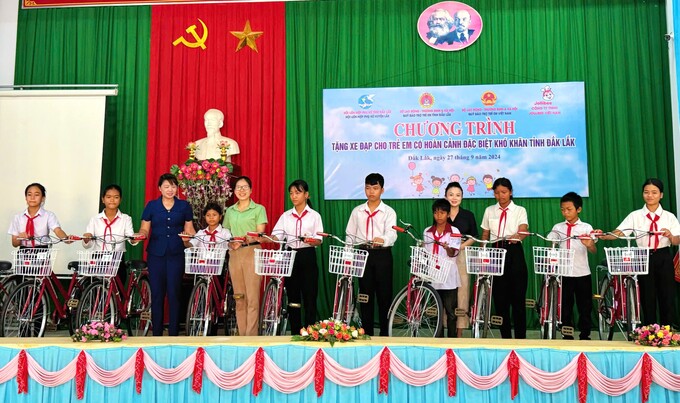 Trao tặng xe đạp cho em học sinh huyện Lắk