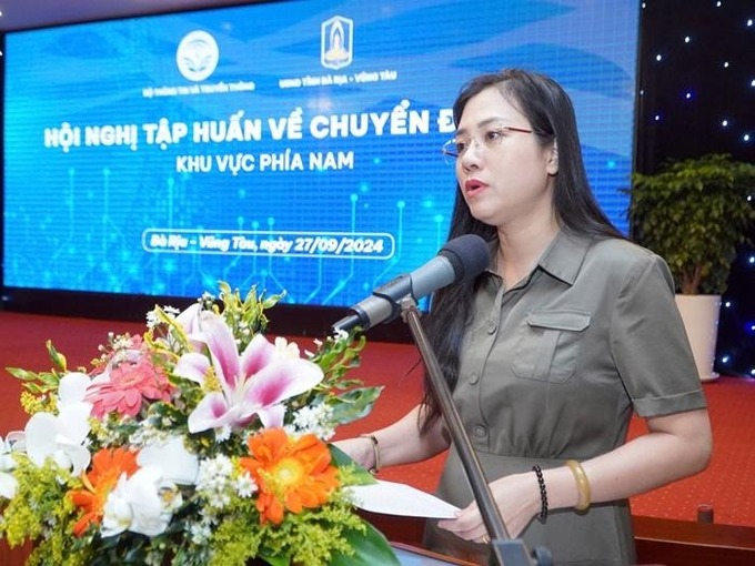 Bà Trần Thị Quốc Hiền - Phó Cục trưởng Cục Chuyển đổi số quốc gia phát biểu tại hội nghị  