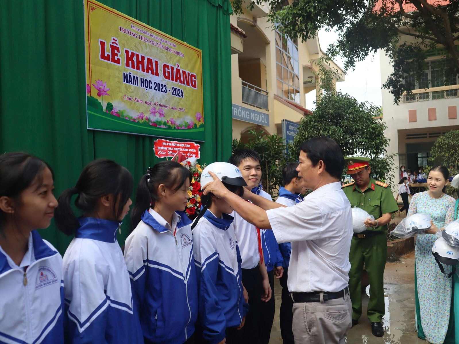 Để đảm bao an toàn khi tham gia giao thông, Ban An toàn giao thông tỉnh Đắk Lắk sẽ trao tặng mũ bao hiểm cho các em học sinh trong năm học 2024 - 2025