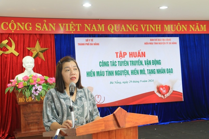 Bà Lê Thị Như Hồng – Phó Trưởng Ban Chỉ đạo vận động hiến máu tình nguyện, Phó chủ tịch thường trực Hội chữ thập đỏ thành phố phát biểu tại lớp tập huấn