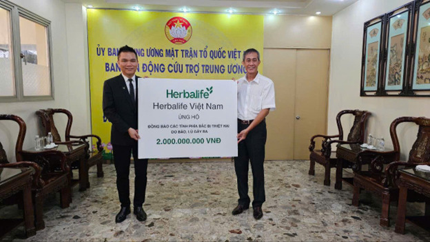 Đại diện Herbalife Việt Nam trao số tiền đóng góp cho Mặt Trận Tổ Quốc Việt Nam