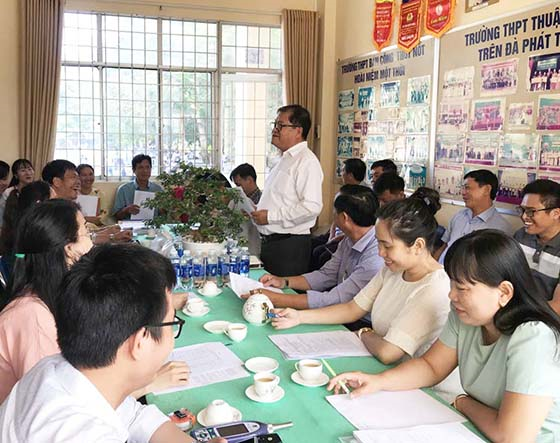 Ông Trần Trường Chinh - Phó Giám đốc Trung tâm Kiểm soát bệnh tật TP. Cần Thơ, Trưởng đoàn phát biểu tại buổi làm việc với Trường THPT Thuận Hưng