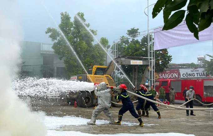 Lực lượng chức năng tham gia diễn tập thực tập phương án chữa cháy và CNCH khu dân cư tổ 4, phường Tây Sơn, thị xã An Khê (Ảnh: Thế Huynh)