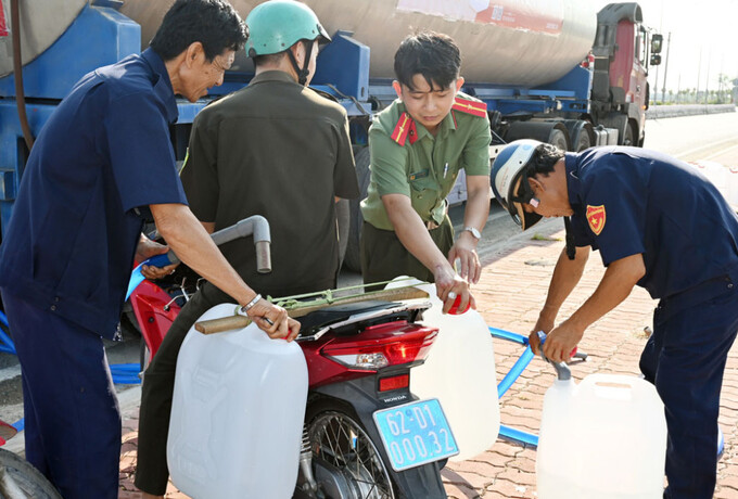 Trong mùa khô 2023 - 2024, Công an cũng tích cực tham gia hỗ trợ vận chuyển nước cấp cho người dân