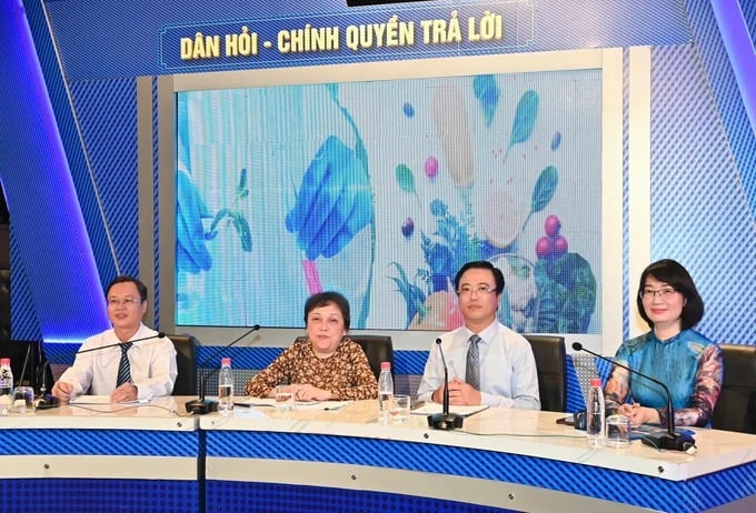 Phó Chủ tịch UBND TPHCM Trần Thị Diệu Thúy cùng đại biểu dự chương trình (Ảnh: Việt Dũng)