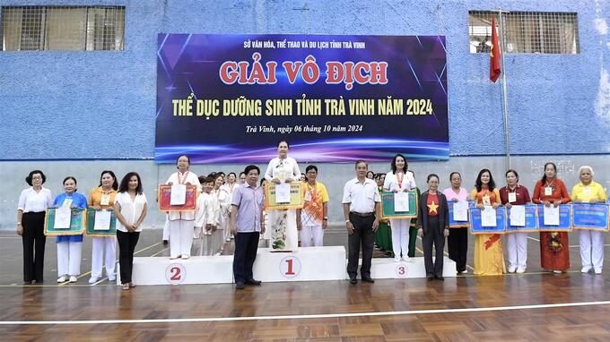 Ban Tổ chức trao giải cho các đội thi ở nội dung bài quy định