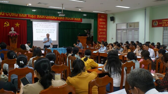 Bác sĩ Nguyễn Thành Định đang chia sẻ kiến thức và kinh nghiệm về phòng, chống các bệnh không lây nhiễm