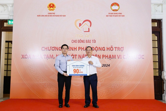 Ông Nguyễn Văn Dành - Chủ tịch Ủy ban MTTQ Việt Nam tỉnh Bình Dương, đã đại diện Đảng bộ, chính quyền và nhân dân tỉnh trao bảng tượng trưng ủng hộ 90 tỷ đồng