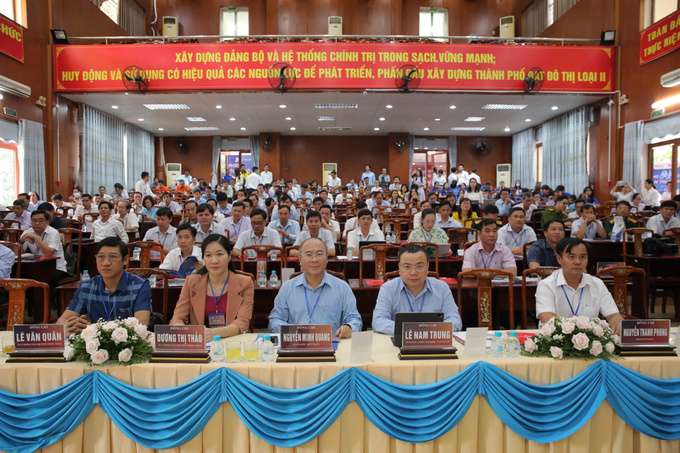 Đại diện các lãnh đạo tham dự và trình bày tham luận tại hội thảo