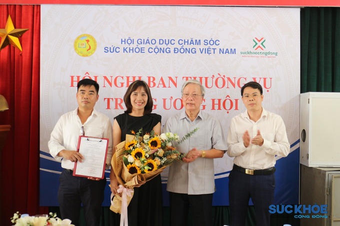 Chủ tịch Hội GDCSSKCĐ Việt Nam Nguyễn Hồng Quân trao quyết định thành lập Chi hội GDCSSKCĐ Y dược Green International 