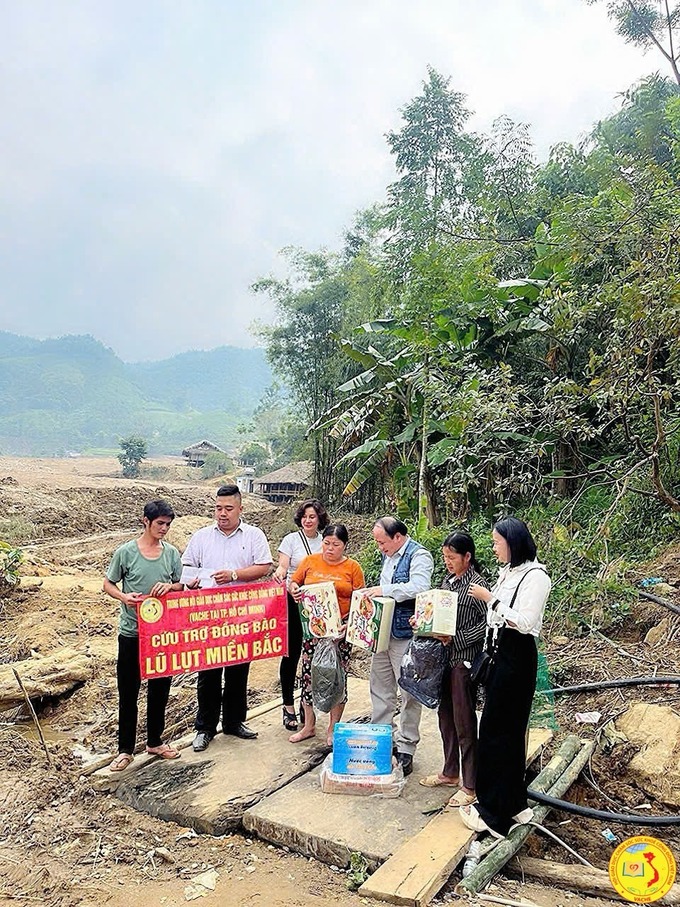 Ông Phạm Đình Vương - Giám đốc Trung tâm UNESCO Văn hóa Thông tin Truyền truyền Thông kiêm Trưởng Văn phòng đại diện Trung ương VACHE tại TP. HCM và đoàn thiện nguyện trao quà từ thiện cho bà con tại Làng Nũ, xã Phúc Khánh, huyện Bảo Yên, tỉnh Lào Cai