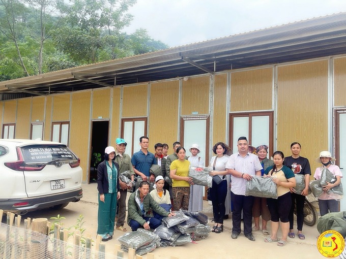 Đoàn Thiện nguyện trao những chiếc áo nghĩa tình mùa đông cho bà con bị ảnh hưởng lũ lụt miền Bắc tại Làng Nũ, xã Phúc Khánh, huyện Bảo Yên