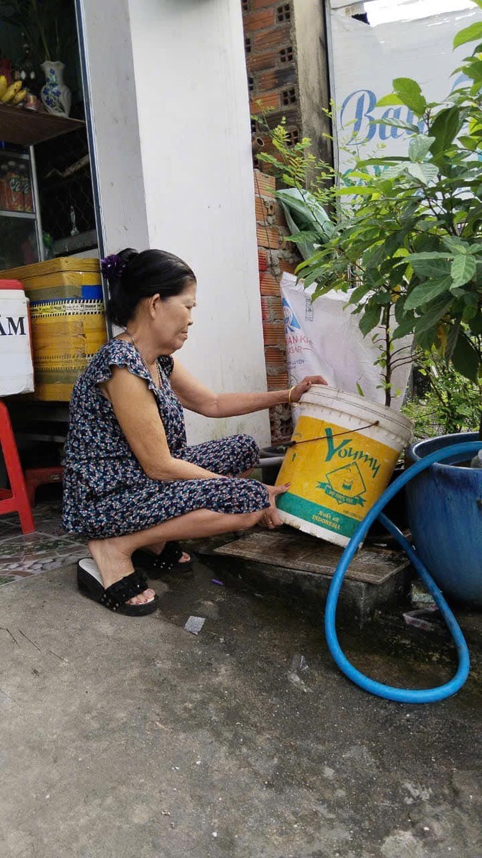 Lực lượng y tế và cán bộ phường hướng dẫn người dân vệ sinh sạch sẽ các dụng cụ chứa nước 