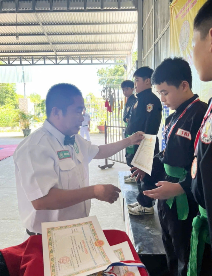 Ông Võ Đình Bình - Trưởng bộ môn võ cổ truyền TP. Thuận An trao giấy khen và huy chương cho các vận động viên có thành tích tốt tại giải đấu