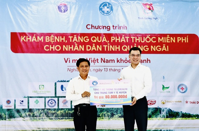 TS.BS Hà Anh Đức - Chủ tịch Hội Thầy thuốc trẻ Việt Nam, Cục trưởng Cục Quản lý khám, chữa bệnh- Bộ Y tế trao bảng tượng trưng hỗ trợ thiết bị y tế cho Trung tâm Y tế huyện Nghĩa Hành