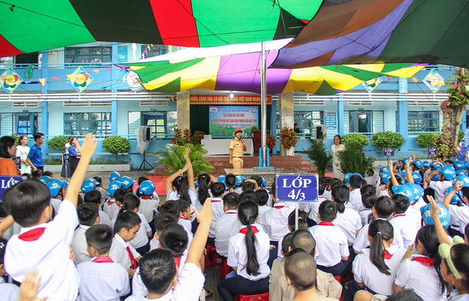 Tuyên truyền an toàn giao thông cho các em học sinh