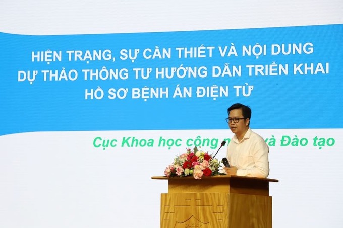 Đại diện Cục Khoa học công nghệ và Đào tạo trình bày hiện trạng, sự cần thiết và nội dung dự thảo Thông tư hướng dẫn triển khai hồ sơ bệnh án điện tử