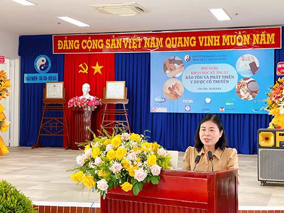 Bà Nguyễn Ngọc Việt Nga - Phó Giám đốc Sở Y tế TP. Cần Thơ phát biểu tại hội nghị Khoa học kỹ thuật năm 2024