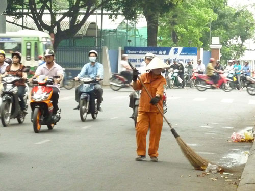 Công nhân đô thị môi trường đang làm việc (Ảnh minh họa: Báo NLĐ)