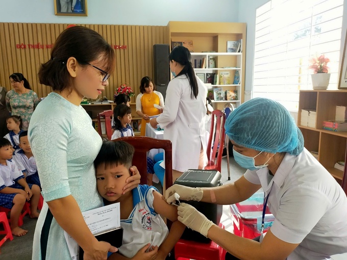 Đoàn công tác đã tiến hành kiểm tra và hỗ trợ điểm tiêm chủng tại Trường Tiểu học Tân Xuân C