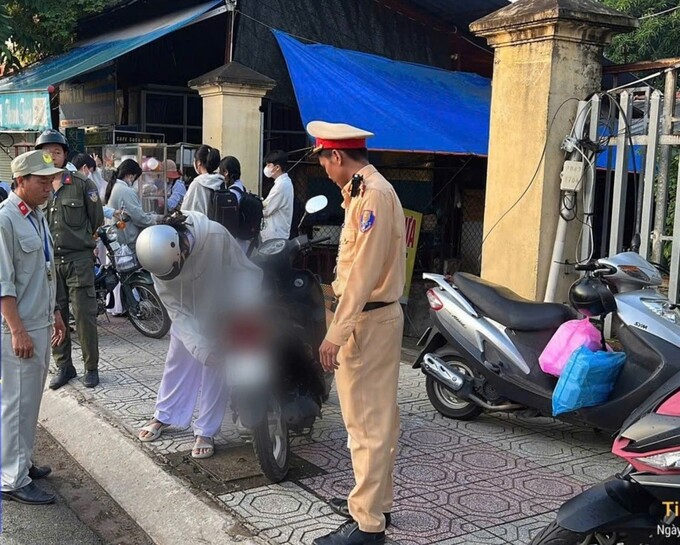 Công an TP. Tân Uyên  kiểm tra tình hình vi phạm TTATGT của học sinh trên địa bàn